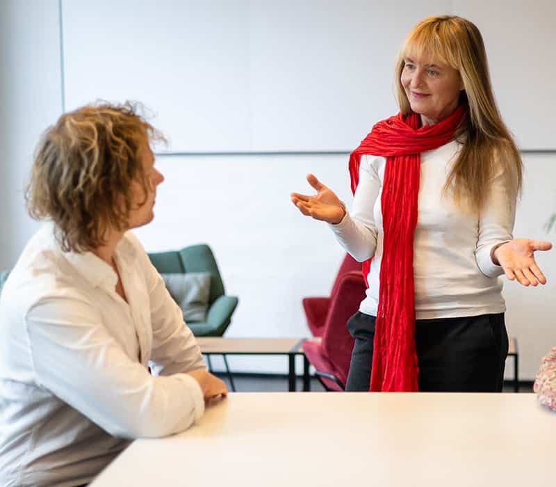Cornelia Plänitz im Gespräch mit einer Klientin am Besprechungstisch