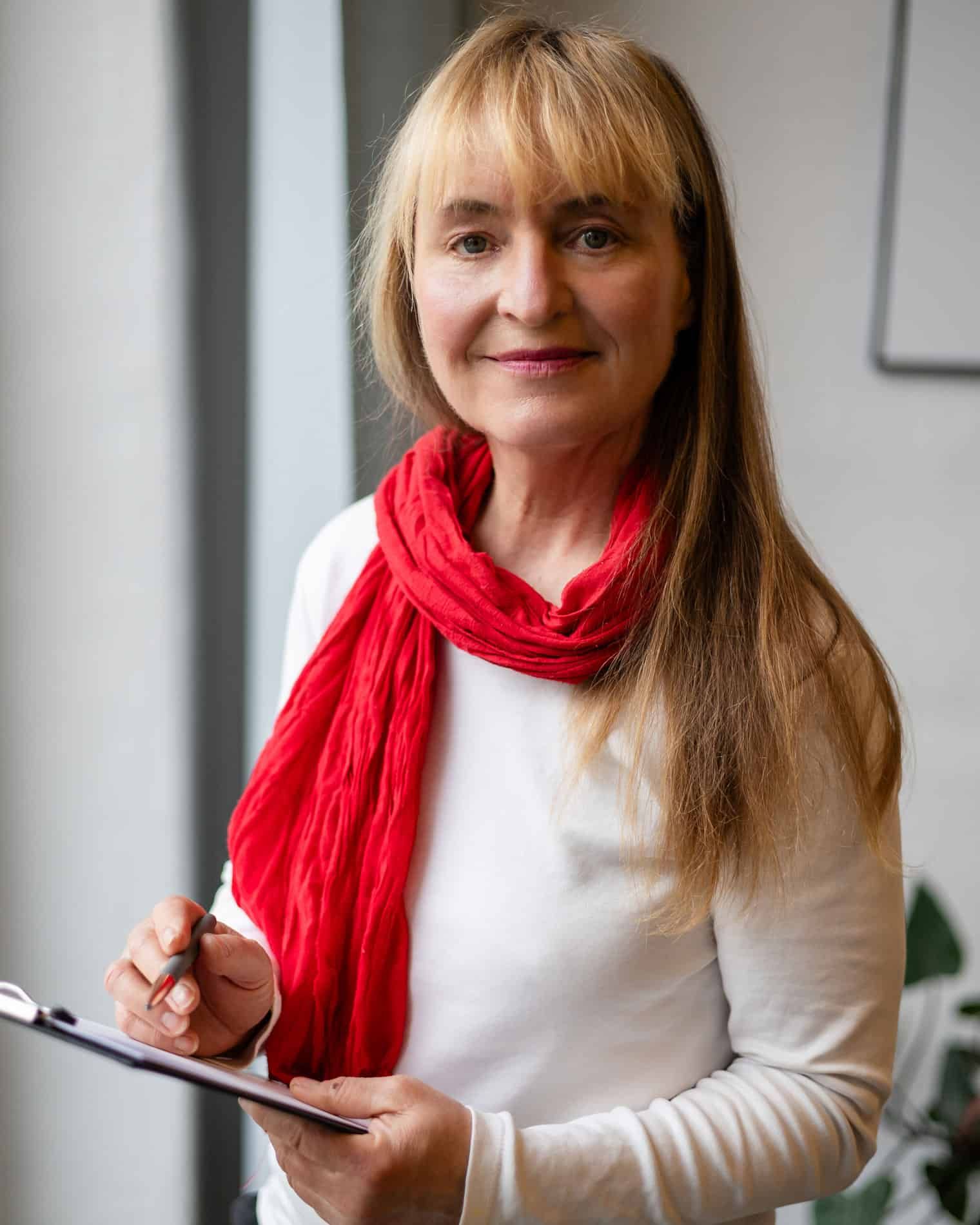 Trainerin Cornelia Plänitz mit Klemmbrett
