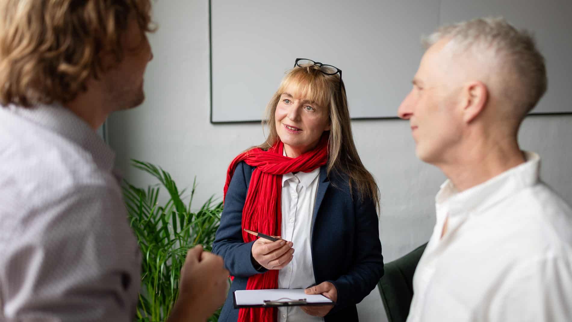 Kommunikationstraining: Cornelia Plänitz im Gespräch mit zwei Teilnehmenden