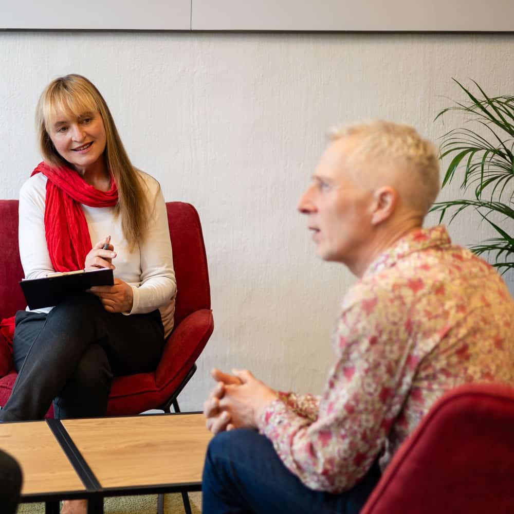 Cornelia Plänitz im Coachinggespräch mit einem Teilnehmer